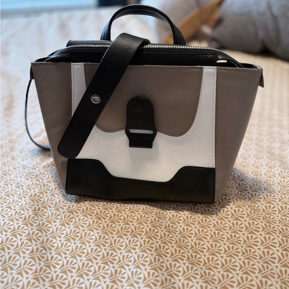 Stylish Black and White Women's Handbag - Picture 2 of 16